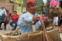 Lunes 20 de junio (40 fotos) Los participantes de la danza del Calalá visten tocados color azul y adornan sus cabezas con paliacates para identificarse con la usanza de los pueblos originales de la depresión central de Chiapas. Esta festividad tiene su pu