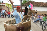 Lunes 20 de junio (40 fotos) Los participantes de la danza del Calalá visten tocados color azul y adornan sus cabezas con paliacates para identificarse con la usanza de los pueblos originales de la depresión central de Chiapas. Esta festividad tiene su pu Lunes 20 de junio (40 fotos) Los participantes de la danza del Calalá visten tocados color azul y adornan sus cabezas con paliacates para identificarse con la usanza de los pueblos originales de la depresión central de Chiapas. Esta festividad tiene su pu