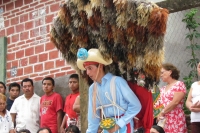 Lunes 20 de junio (40 fotos) Los participantes de la danza del Calalá visten tocados color azul y adornan sus cabezas con paliacates para identificarse con la usanza de los pueblos originales de la depresión central de Chiapas. Esta festividad tiene su pu