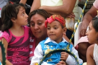 Lunes 20 de junio (40 fotos) Los participantes de la danza del Calalá visten tocados color azul y adornan sus cabezas con paliacates para identificarse con la usanza de los pueblos originales de la depresión central de Chiapas. Esta festividad tiene su pu