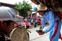 Lunes 20 de junio (40 fotos) Los participantes de la danza del Calalá visten tocados color azul y adornan sus cabezas con paliacates para identificarse con la usanza de los pueblos originales de la depresión central de Chiapas. Esta festividad tiene su pu