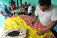 Lunes 20 de junio (40 fotos) Los participantes de la danza del Calalá visten tocados color azul y adornan sus cabezas con paliacates para identificarse con la usanza de los pueblos originales de la depresión central de Chiapas. Esta festividad tiene su pu