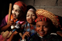 Domingo 22 de junio del 2014. Suchiapa, Chiapas. Durante las celebraciones patronales del Corpus Christi, los danzantes del Calalá visitan La Cruz del Perdón en las cercanías del panteón de la localidad para continuar con el tradicional recorrido hacia la