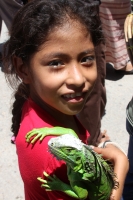 Domingo 22 de junio del 2014. Suchiapa, Chiapas. Durante las celebraciones patronales del Corpus Christi, los danzantes del Calalá visitan La Cruz del Perdón en las cercanías del panteón de la localidad para continuar con el tradicional recorrido hacia la