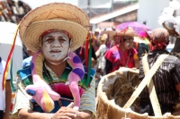Domingo 22 de junio del 2014. Suchiapa, Chiapas. Durante las celebraciones patronales del Corpus Christi, los danzantes del Calalá visitan La Cruz del Perdón en las cercanías del panteón de la localidad para continuar con el tradicional recorrido hacia la