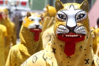 Domingo 22 de junio del 2014. Suchiapa, Chiapas. Durante las celebraciones patronales del Corpus Christi, los danzantes del Calalá visitan La Cruz del Perdón en las cercanías del panteón de la localidad para continuar con el tradicional recorrido hacia la