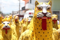 Domingo 22 de junio del 2014. Suchiapa, Chiapas. Durante las celebraciones patronales del Corpus Christi, los danzantes del Calalá visitan La Cruz del Perdón en las cercanías del panteón de la localidad para continuar con el tradicional recorrido hacia la