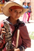 Domingo 22 de junio del 2014. Suchiapa, Chiapas. Durante las celebraciones patronales del Corpus Christi, los danzantes del Calalá visitan La Cruz del Perdón en las cercanías del panteón de la localidad para continuar con el tradicional recorrido hacia la