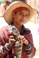 Domingo 22 de junio del 2014. Suchiapa, Chiapas. Durante las celebraciones patronales del Corpus Christi, los danzantes del Calalá visitan La Cruz del Perdón en las cercanías del panteón de la localidad para continuar con el tradicional recorrido hacia la