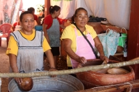 Domingo 22 de junio del 2014. Suchiapa, Chiapas. Durante las celebraciones patronales del Corpus Christi, los danzantes del Calalá visitan La Cruz del Perdón en las cercanías del panteón de la localidad para continuar con el tradicional recorrido hacia la