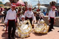 Domingo 22 de junio del 2014. Suchiapa, Chiapas. Durante las celebraciones patronales del Corpus Christi, los danzantes del Calalá visitan La Cruz del Perdón en las cercanías del panteón de la localidad para continuar con el tradicional recorrido hacia la