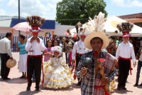 Domingo 22 de junio del 2014. Suchiapa, Chiapas. Durante las celebraciones patronales del Corpus Christi, los danzantes del Calalá visitan La Cruz del Perdón en las cercanías del panteón de la localidad para continuar con el tradicional recorrido hacia la