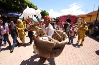 Domingo 22 de junio del 2014. Suchiapa, Chiapas. Durante las celebraciones patronales del Corpus Christi, los danzantes del Calalá visitan La Cruz del Perdón en las cercanías del panteón de la localidad para continuar con el tradicional recorrido hacia la