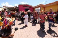 Domingo 22 de junio del 2014. Suchiapa, Chiapas. Durante las celebraciones patronales del Corpus Christi, los danzantes del Calalá visitan La Cruz del Perdón en las cercanías del panteón de la localidad para continuar con el tradicional recorrido hacia la
