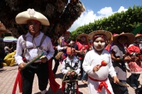 Domingo 22 de junio del 2014. Suchiapa, Chiapas. Durante las celebraciones patronales del Corpus Christi, los danzantes del Calalá visitan La Cruz del Perdón en las cercanías del panteón de la localidad para continuar con el tradicional recorrido hacia la