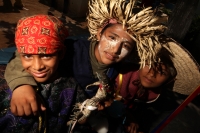 Domingo 22 de junio del 2014. Suchiapa, Chiapas. Durante las celebraciones patronales del Corpus Christi, los danzantes del Calalá visitan La Cruz del Perdón en las cercanías del panteón de la localidad para continuar con el tradicional recorrido hacia la