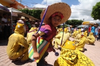 Domingo 22 de junio del 2014. Suchiapa, Chiapas. Durante las celebraciones patronales del Corpus Christi, los danzantes del Calalá visitan La Cruz del Perdón en las cercanías del panteón de la localidad para continuar con el tradicional recorrido hacia la