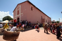 Domingo 22 de junio del 2014. Suchiapa, Chiapas. Durante las celebraciones patronales del Corpus Christi, los danzantes del Calalá visitan La Cruz del Perdón en las cercanías del panteón de la localidad para continuar con el tradicional recorrido hacia la