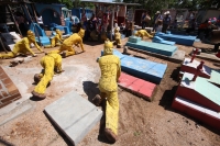 Domingo 22 de junio del 2014. Suchiapa, Chiapas. Durante las celebraciones patronales del Corpus Christi, los danzantes del Calalá visitan La Cruz del Perdón en las cercanías del panteón de la localidad para continuar con el tradicional recorrido hacia la