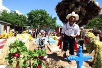 Domingo 22 de junio del 2014. Suchiapa, Chiapas. Durante las celebraciones patronales del Corpus Christi, los danzantes del Calalá visitan La Cruz del Perdón en las cercanías del panteón de la localidad para continuar con el tradicional recorrido hacia la