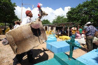 Domingo 22 de junio del 2014. Suchiapa, Chiapas. Durante las celebraciones patronales del Corpus Christi, los danzantes del Calalá visitan La Cruz del Perdón en las cercanías del panteón de la localidad para continuar con el tradicional recorrido hacia la