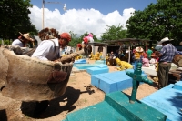 Domingo 22 de junio del 2014. Suchiapa, Chiapas. Durante las celebraciones patronales del Corpus Christi, los danzantes del Calalá visitan La Cruz del Perdón en las cercanías del panteón de la localidad para continuar con el tradicional recorrido hacia la