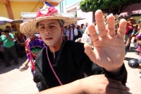 Domingo 22 de junio del 2014. Suchiapa, Chiapas. Durante las celebraciones patronales del Corpus Christi, los danzantes del Calalá visitan La Cruz del Perdón en las cercanías del panteón de la localidad para continuar con el tradicional recorrido hacia la