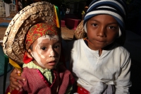 Domingo 22 de junio del 2014. Suchiapa, Chiapas. Durante las celebraciones patronales del Corpus Christi, los danzantes del Calalá visitan La Cruz del Perdón en las cercanías del panteón de la localidad para continuar con el tradicional recorrido hacia la