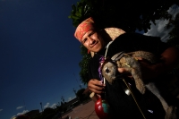 Domingo 22 de junio del 2014. Suchiapa, Chiapas. Durante las celebraciones patronales del Corpus Christi, los danzantes del Calalá visitan La Cruz del Perdón en las cercanías del panteón de la localidad para continuar con el tradicional recorrido hacia la