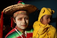 Domingo 22 de junio del 2014. Suchiapa, Chiapas. Durante las celebraciones patronales del Corpus Christi, los danzantes del Calalá visitan La Cruz del Perdón en las cercanías del panteón de la localidad para continuar con el tradicional recorrido hacia la