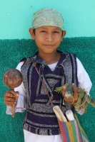 Domingo 22 de junio del 2014. Suchiapa, Chiapas. Durante las celebraciones patronales del Corpus Christi, los danzantes del Calalá visitan La Cruz del Perdón en las cercanías del panteón de la localidad para continuar con el tradicional recorrido hacia la