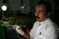 Viernes 18 de febrero. El Profesor Javier  Montes de Paz estudia y clasifica los vestigios antropológicos de varios niños momificados de unos 1,000 años de antigüedad encontrados en una cueva aproximadamente a 70 kilómetros de Tuxtla Gutiérrez, Chiapas. E