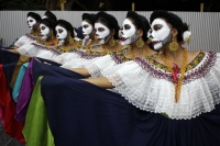 Tuxtla Gutiérrez. Alumnos de diferentes escuelas participan en los bailables que se presentan, durante las festividades del Día de Muertos en el Museo de Antropología de Chiapas.