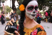 Martes 1 de noviembre del 2016. Tuxtla Gutiérrez. Las calles de la capital del estado de Chiapas se llenan de colores y de trajes tradicionales durante los festejos del dÃa de muertos. Martes 1 de noviembre del 2016. Tuxtla Gutiérrez. Las calles de la capital del estado de Chiapas se llenan de colores y de trajes tradicionales durante los festejos del dÃa de muertos.