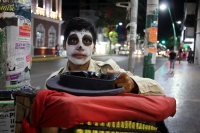 Martes 1 de noviembre del 2016. Tuxtla Gutiérrez. Las calles de la capital del estado de Chiapas se llenan de colores y de trajes tradicionales durante los festejos del día de muertos.