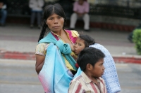 Viernes 5 de noviembre. Varios niños de escasos recursos juegan en la calle a pesar del frío de la temporada.