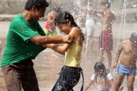 Especial / El Calor / 14 fotos / Un vehiculo descompuesto detiene el trafico en la avenida central, el calor es intenso mientras que un policía intenta auxiliar al conductor; la gente compra helados y aguas frescas mientras transcurre el tiempo. Los niños