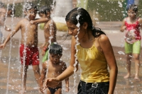 Especial / El Calor / 14 fotos / Un vehiculo descompuesto detiene el trafico en la avenida central, el calor es intenso mientras que un policía intenta auxiliar al conductor; la gente compra helados y aguas frescas mientras transcurre el tiempo. Los niños