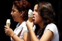 Especial / El Calor / 14 fotos / Un vehiculo descompuesto detiene el trafico en la avenida central, el calor es intenso mientras que un policía intenta auxiliar al conductor; la gente compra helados y aguas frescas mientras transcurre el tiempo. Los niños