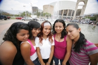 Algunos jóvenes estudiantes aprovechan las fuentes de la ciudad de Tuxtla Gutiérrez para refrescarse del intenso calor de estos días en el estado de Chiapas.