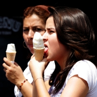 Especial / El Calor / 14 fotos / Un vehiculo descompuesto detiene el trafico en la avenida central, el calor es intenso mientras que un policía intenta auxiliar al conductor; la gente compra helados y aguas frescas mientras transcurre el tiempo. Los niños