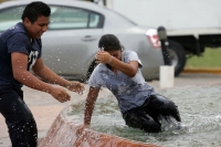 Algunos jóvenes estudiantes aprovechan las fuentes de la ciudad de Tuxtla Gutiérrez para refrescarse del intenso calor de estos días en el estado de Chiapas.