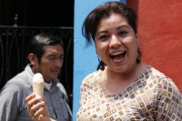 Especial / El Calor / 14 fotos / Un vehiculo descompuesto detiene el trafico en la avenida central, el calor es intenso mientras que un policía intenta auxiliar al conductor; la gente compra helados y aguas frescas mientras transcurre el tiempo. Los niños