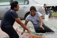 Algunos jóvenes estudiantes aprovechan las fuentes de la ciudad de Tuxtla Gutiérrez para refrescarse del intenso calor de estos dÃas en el estado de Chiapas. Algunos jóvenes estudiantes aprovechan las fuentes de la ciudad de Tuxtla Gutiérrez para refrescarse del intenso calor de estos dÃas en el estado de Chiapas.
