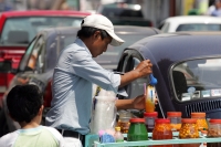 Especial / El Calor / 14 fotos / Un vehiculo descompuesto detiene el trafico en la avenida central, el calor es intenso mientras que un policía intenta auxiliar al conductor; la gente compra helados y aguas frescas mientras transcurre el tiempo. Los niños
