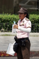 Especial / El Calor / 14 fotos / Un vehiculo descompuesto detiene el trafico en la avenida central, el calor es intenso mientras que un policía intenta auxiliar al conductor; la gente compra helados y aguas frescas mientras transcurre el tiempo. Los niños