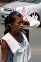 Especial / El Calor / 14 fotos / Un vehiculo descompuesto detiene el trafico en la avenida central, el calor es intenso mientras que un policía intenta auxiliar al conductor; la gente compra helados y aguas frescas mientras transcurre el tiempo. Los niños