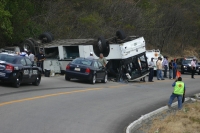 Foto/Aguilar. La Trinitaria. 28 de abril. Un autobús de pasajeros se accidenta en el tramo conocido como Nariz del Diablo entre la Trinitaria y Chamic.