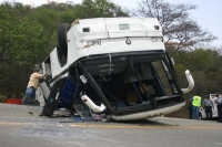 Foto/Aguilar. La Trinitaria. 28 de abril. Un autobús de pasajeros se accidenta en el tramo conocido como Nariz del Diablo entre la Trinitaria y Chamic.