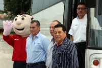 L unes 22 de julio del 2012. Tuxtla Gutiérrez, Chiapas. Autoridades académicas de la UNICACH firman el convenio de donación  que la empresa OCC realiza para entregar un autobús de pasajeros a esta universidad chiapaneca.